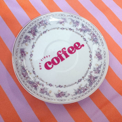 Label2X B.V. Vintage wandbordje but first coffee Vintage wandbordje but first coffee woonaccessoires homedecoratie