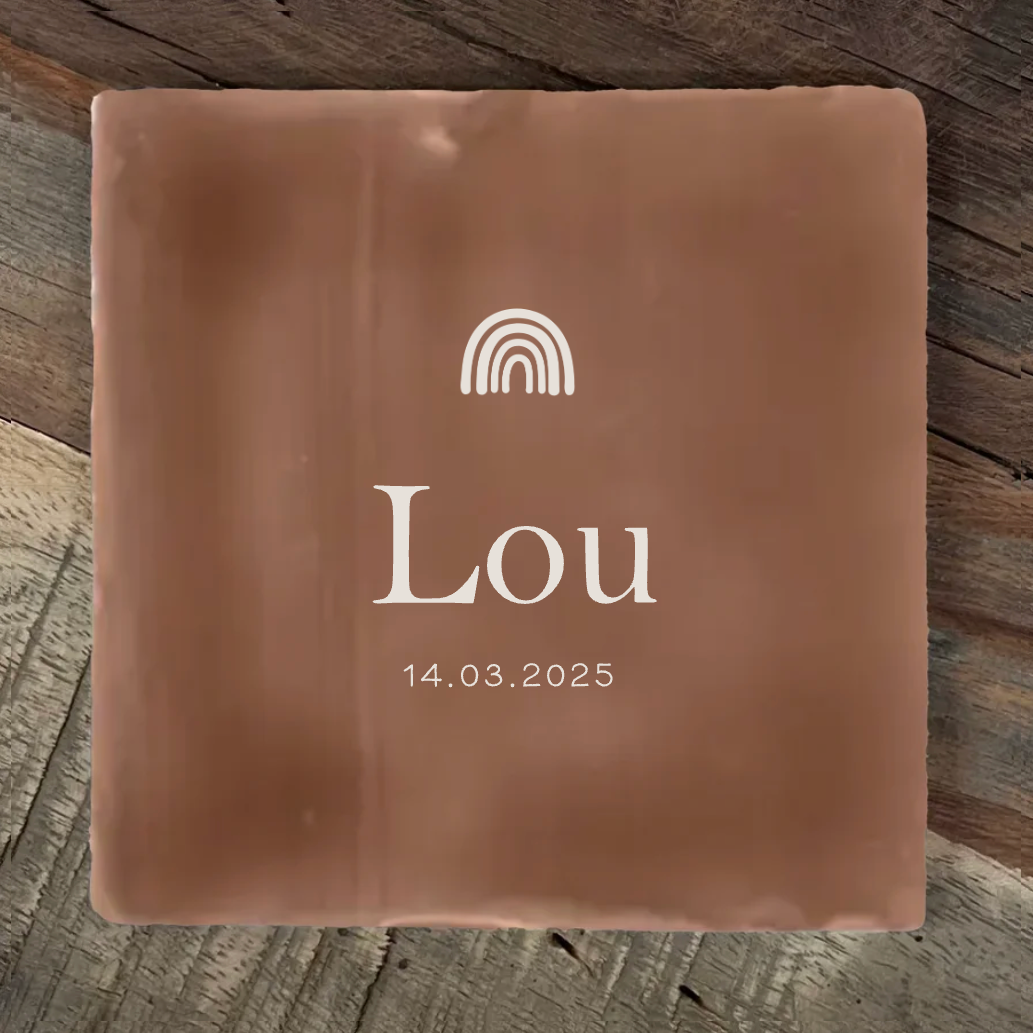 Label2X Geboortetegeltje met naam en regenboogje Geboortetegeltje met naam en regenboogje woonaccessoires homedecoratie