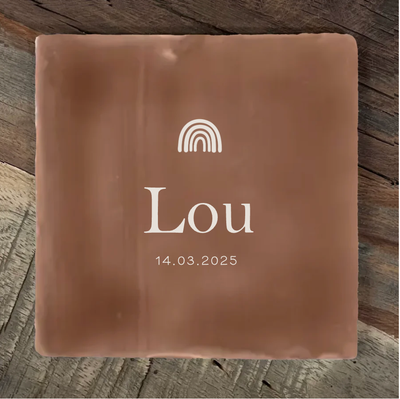 Label2X Geboortetegeltje met naam en regenboogje Geboortetegeltje met naam en regenboogje woonaccessoires homedecoratie