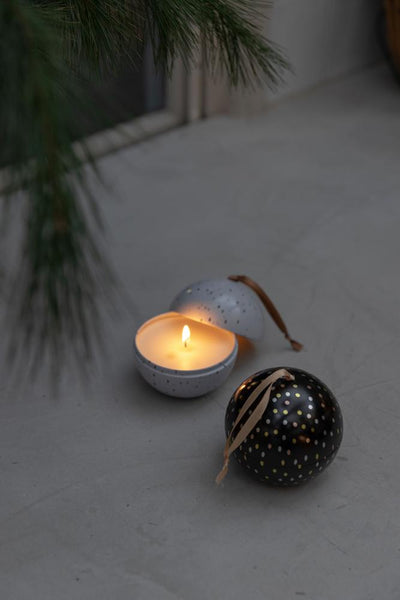 Label2X Kerstbal geurkaars zwart woonaccessoires homedecoratie