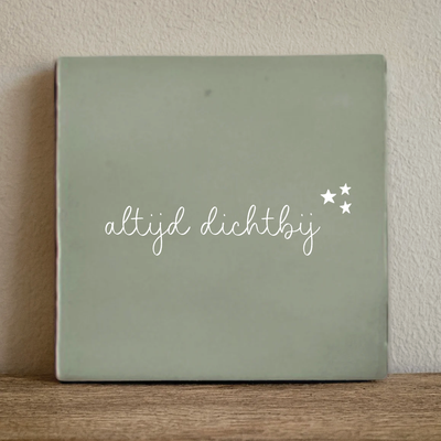Label2X Tegeltje altijd dichtbij Tegeltje altijd dichtbij woonaccessoires homedecoratie