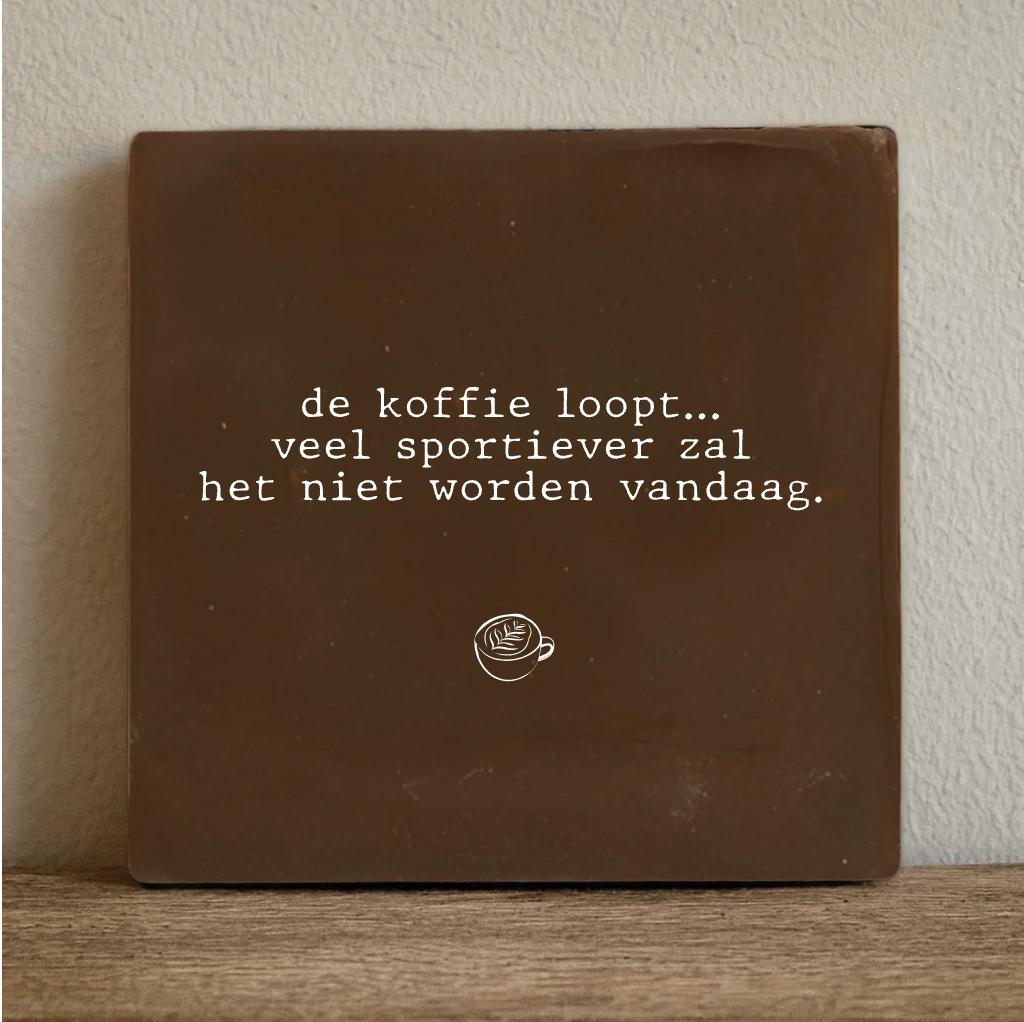 Label2X Tegeltje de koffie loopt Tegeltje de koffie loopt woonaccessoires homedecoratie