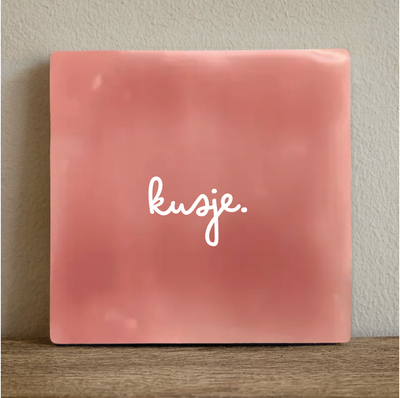 Label2X Tegeltje kusje sierlijk Tegeltje kusje sierlijk woonaccessoires homedecoratie