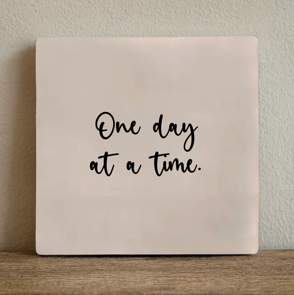 Label2X Tegeltje one day at a time Tegeltje one day at a time woonaccessoires homedecoratie
