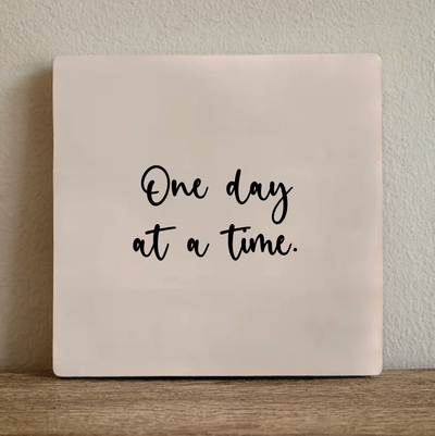 Label2X Tegeltje one day at a time Tegeltje one day at a time woonaccessoires homedecoratie