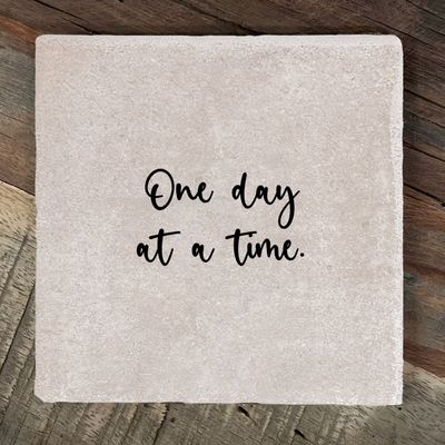 Label2X Tegeltje one day at a time woonaccessoires homedecoratie