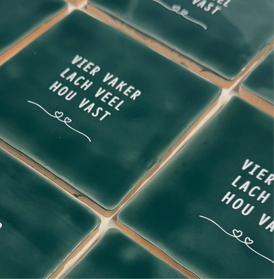 Label2X Tegeltje vier vaker, lach veel, hou vast Tegeltje vier vaker, lach veel, hou vast woonaccessoires homedecoratie