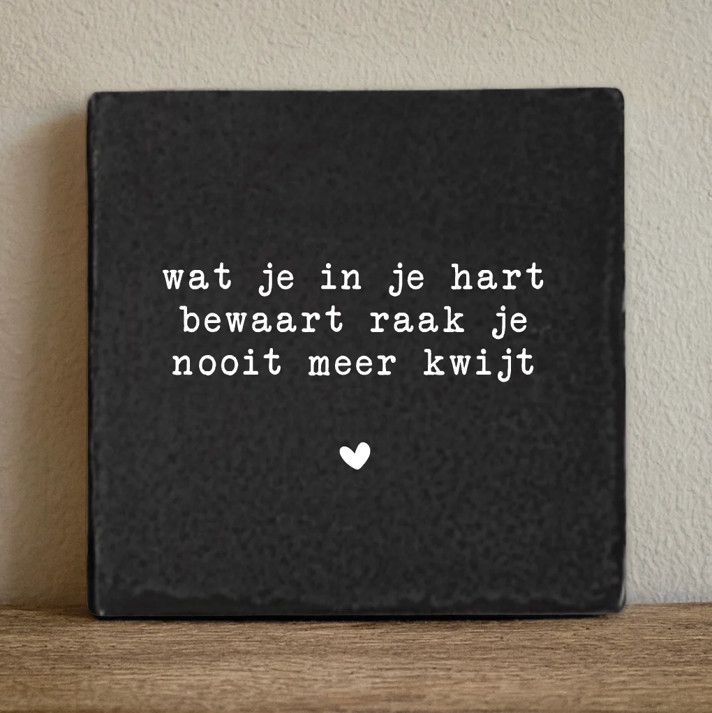 Label2X Tegeltje wat je in je hart bewaart raak je nooit meer kwijt Tegeltje wat je in je hart bewaart raak je nooit meer kwijt woonaccessoires homedecoratie