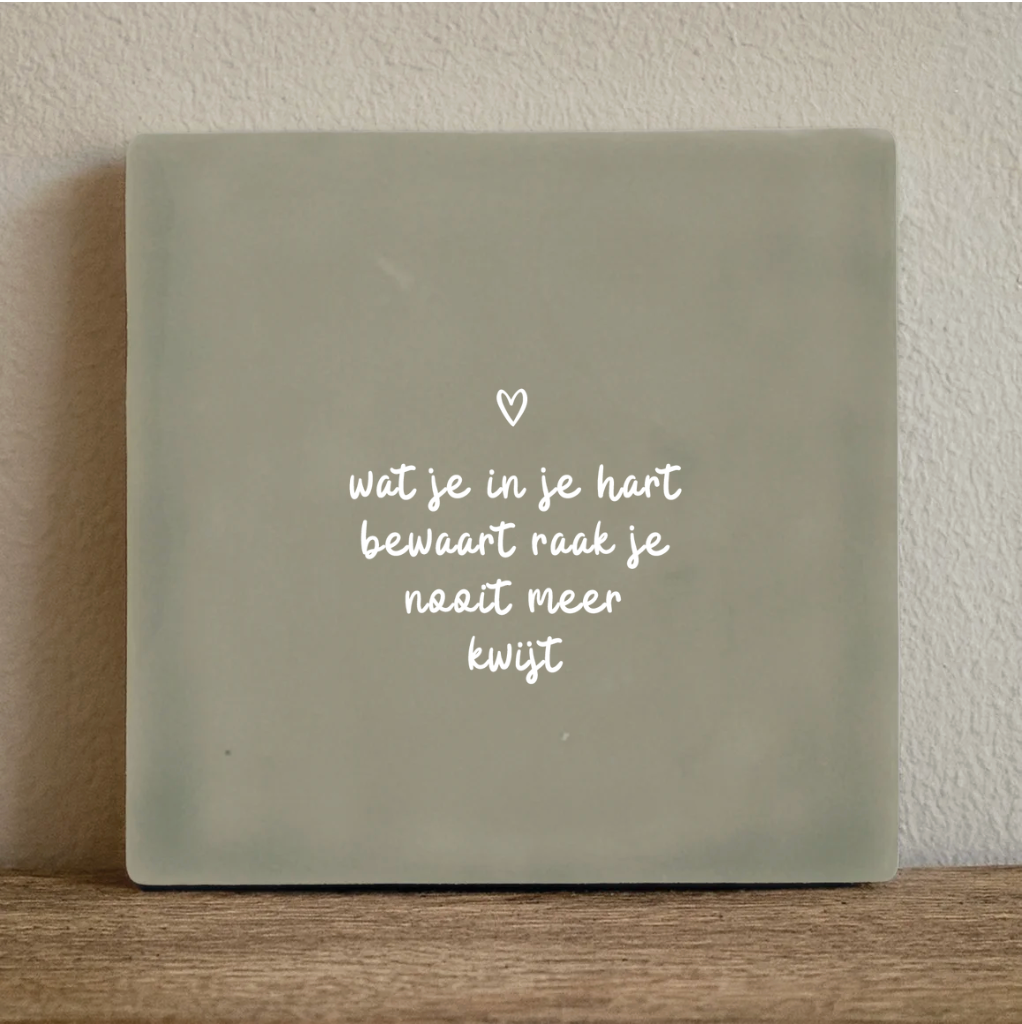 Label2X Tegeltje wat je in je hart bewaart sierlijk Tegeltje wat je in je hart bewaart sierlijk woonaccessoires homedecoratie