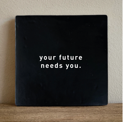 Label2X Tegeltje your future needs you Tegeltje your future needs you woonaccessoires homedecoratie